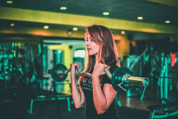 A woman strength training after taking creatine